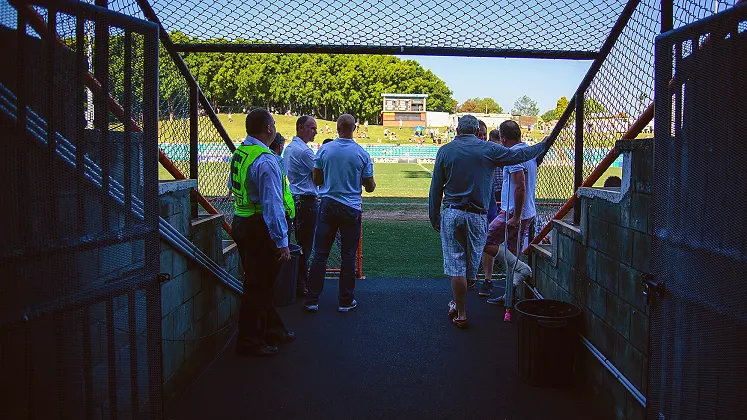 德比赛前城市街道与球场两色球迷实拍(技术之外的强度变量)